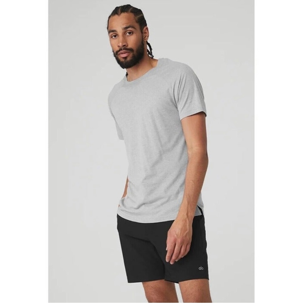 ALO Yoga – Men's The Triumph Crew Neck Dusty Blue T-Shirt Size Medium